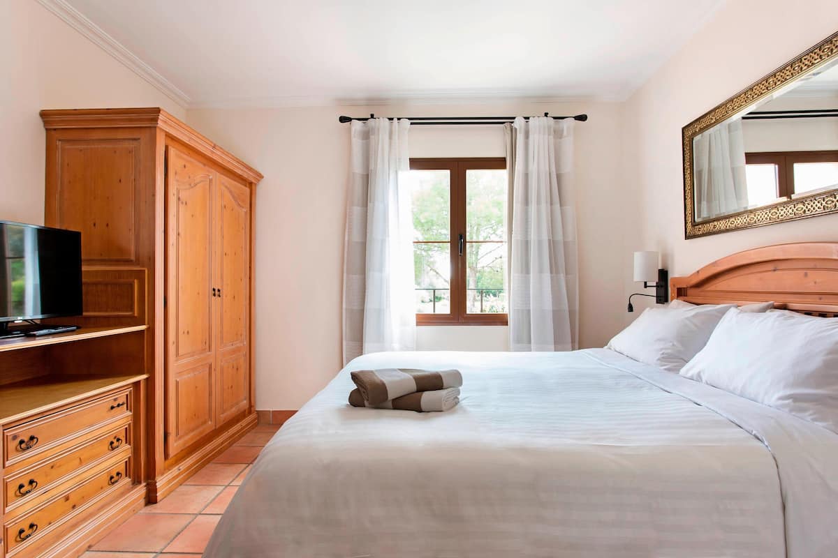 Premium bedding, pillow-top beds, in-room safe, desk