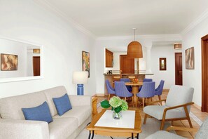 Habitación, 3 habitaciones, vistas al complejo turístico | Zona de estar | Una televisión de pantalla plana, un reproductor de DVD