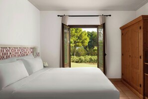 Habitación, 3 habitaciones, vistas al complejo turístico | Ropa de cama de alta calidad y colchones con acolchado adicional