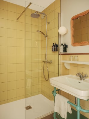 Chambre Privilège Balcon | Salle de bain | Articles de toilette écologiques, sèche-cheveux, serviettes fournies