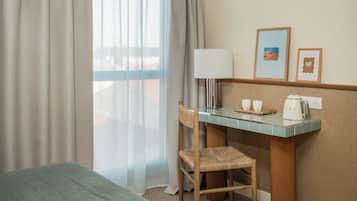 Caja de seguridad en la habitación y espacio para trabajar con laptop