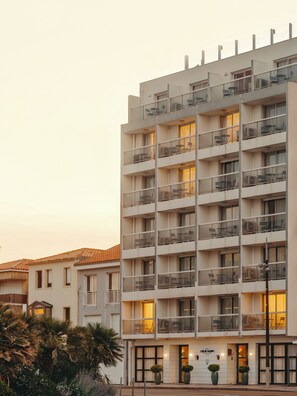 A multi-story hotel with balconies, a flat facade, and a sign indicating it is a hotel. - Hôtel Coeur Marin (Les Sables-d'Olonne)