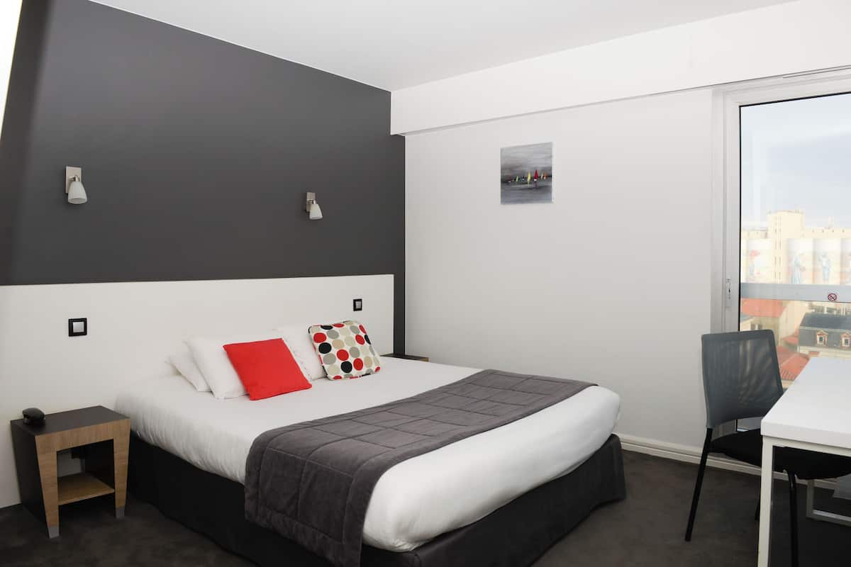Family Room | In-room safe, laptop workspace, soundproofing, free WiFi