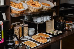 Petit déjeuner buffet (14 EUR par personne)