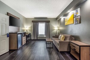 套房, 1 张特大床, 无障碍, 无烟房 | 高档床上用品、办公桌、遮光窗帘、熨斗/熨衣板