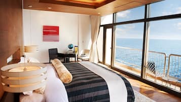 Bộ đồ giường cao cấp, chăn bông, minibar, két bảo mật tại phòng