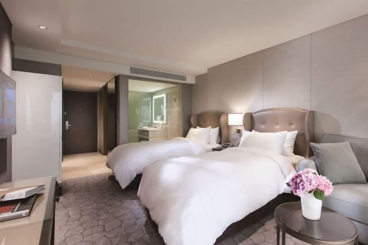 Ropa de cama de alta calidad, edredones de plumas, minibar y caja fuerte