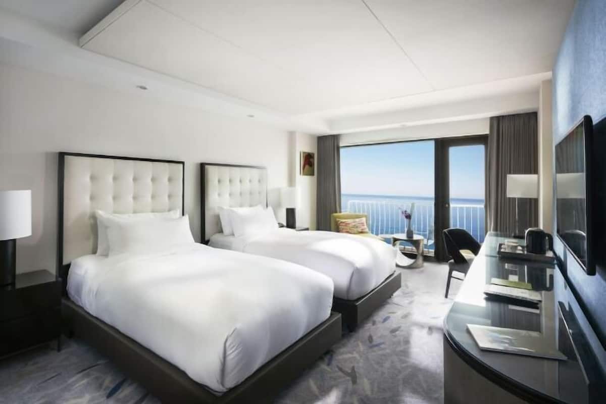 Ropa de cama de alta calidad, edredones de plumas, minibar y caja fuerte