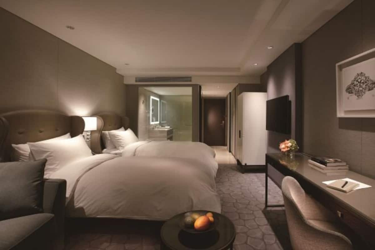 Premium bedding, down duvets, minibar, in-room safe