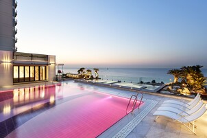 室外泳池；躺椅