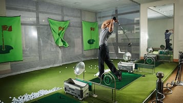 Indoor golf driving range
