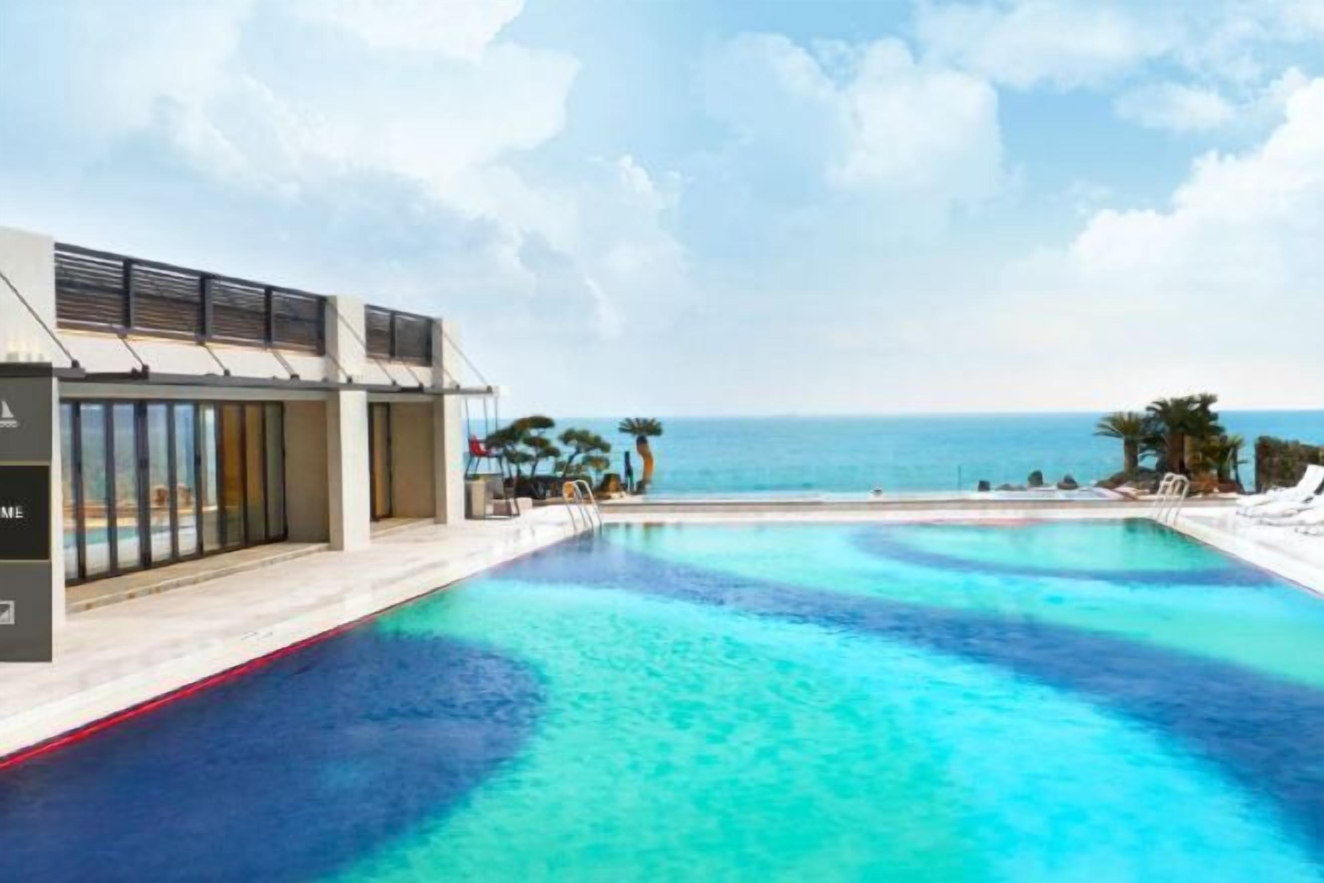 Una piscina al aire libre, sillones reclinables de piscina