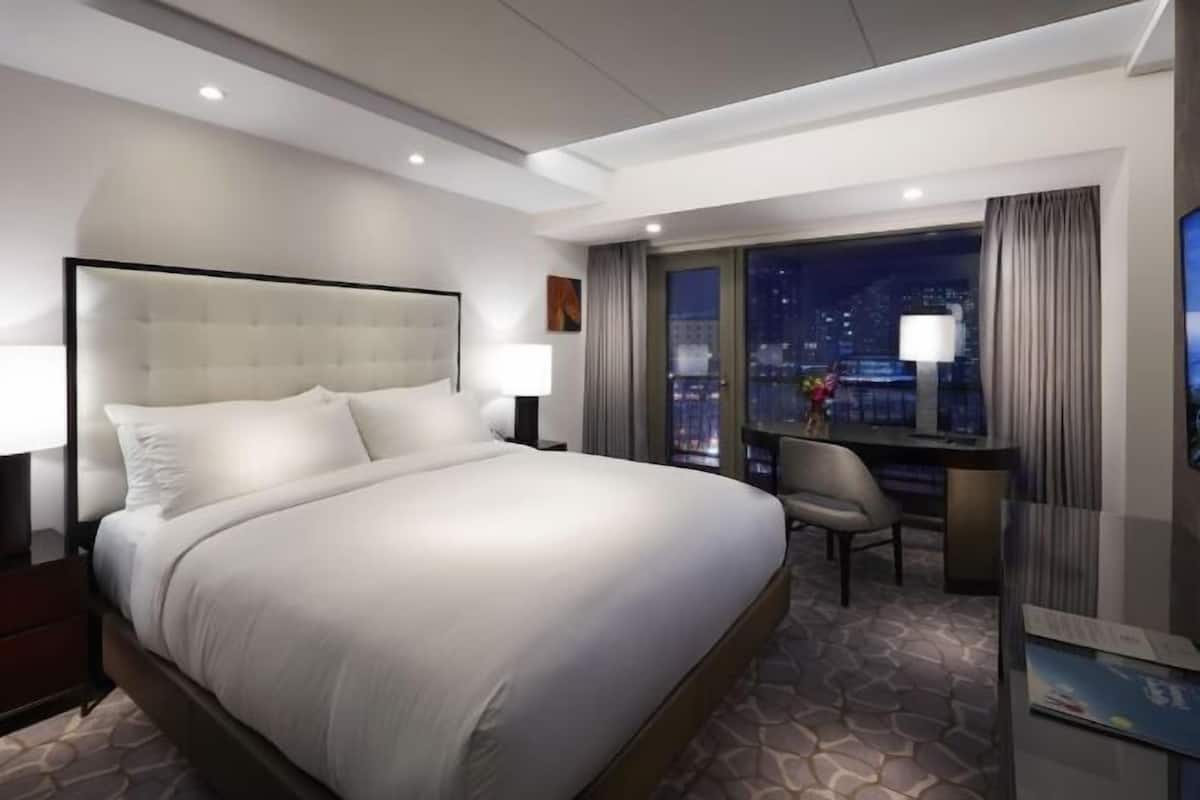 Ropa de cama de alta calidad, edredones de plumas, minibar y caja fuerte