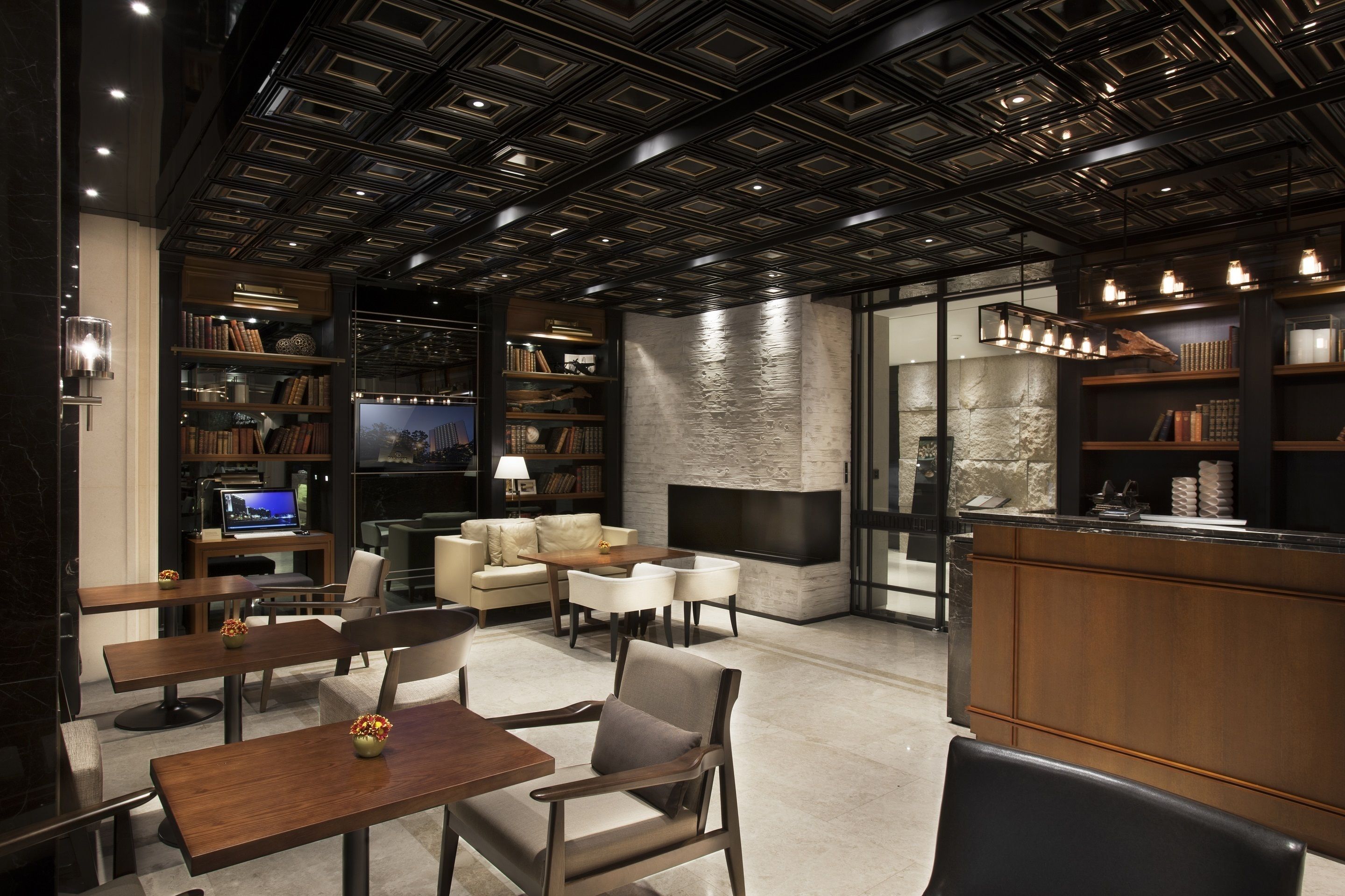 4 间餐厅，供应早餐、午餐和晚餐，中国菜