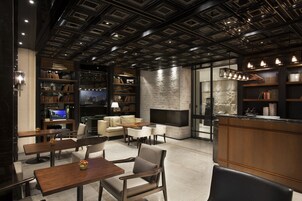 4 間餐廳；供應早餐、午餐、晚餐；中國菜