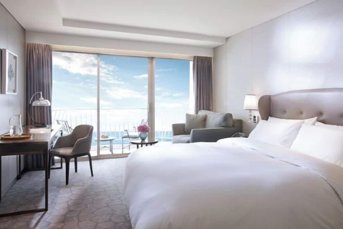 Ropa de cama de alta calidad, edredones de plumas, minibar y caja fuerte