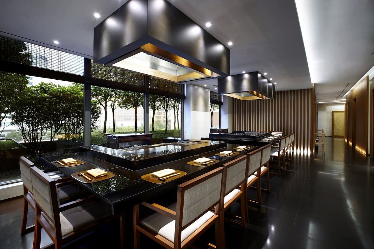 4 restaurants, breakfast, lunch, dinner served; chinese cuisine