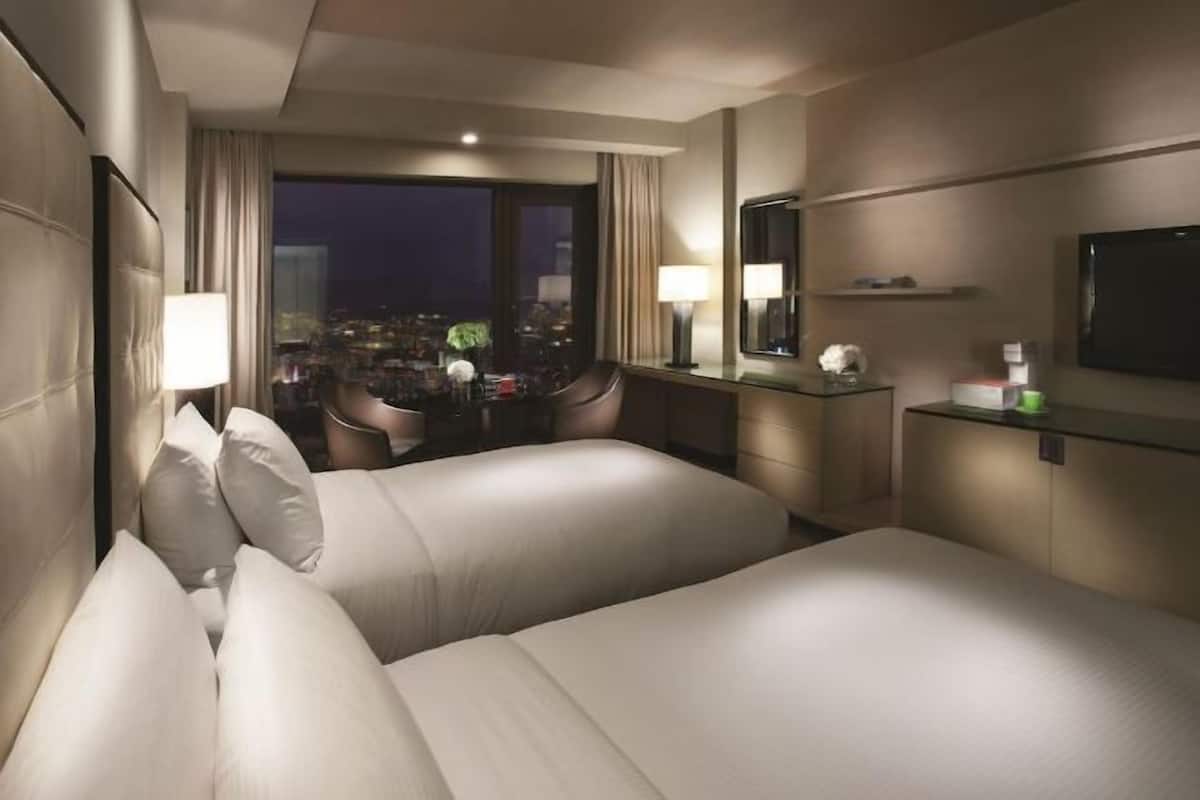 Ropa de cama de alta calidad, edredones de plumas, minibar y caja fuerte