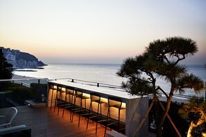 Piscine extérieure, chaises longues