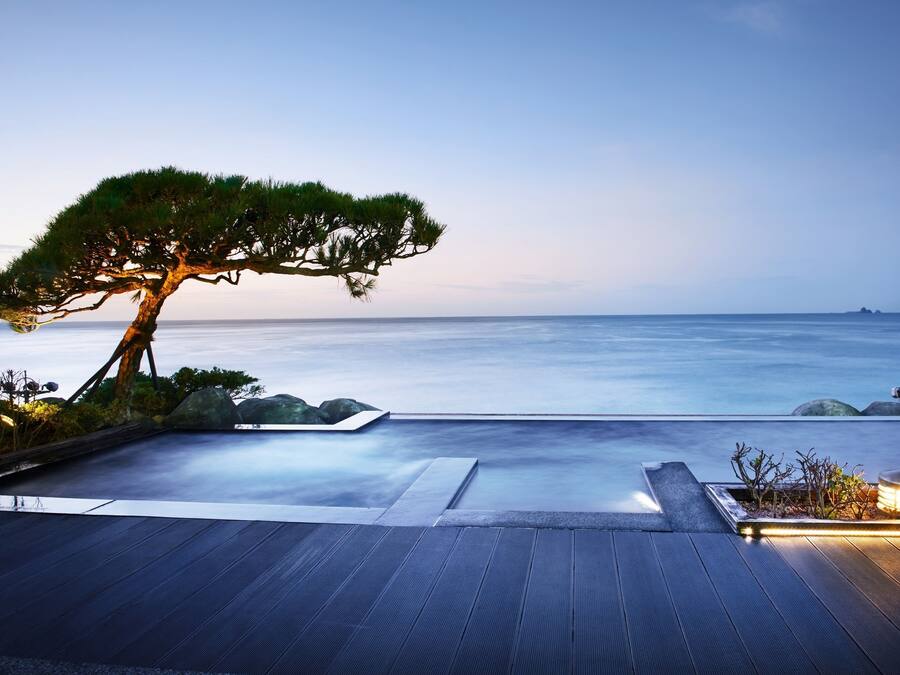 Couples treatment rooms, sauna, hot springs