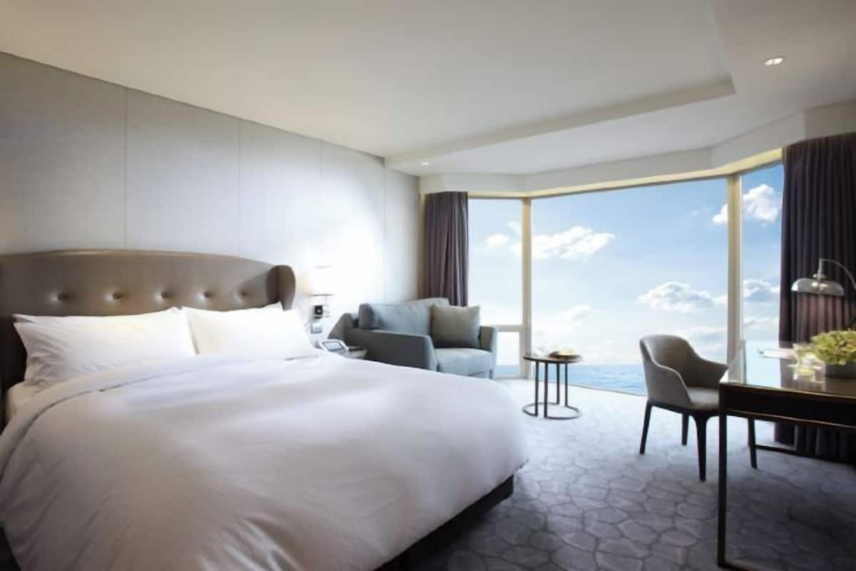 Ropa de cama de alta calidad, edredones de plumas, minibar y caja fuerte