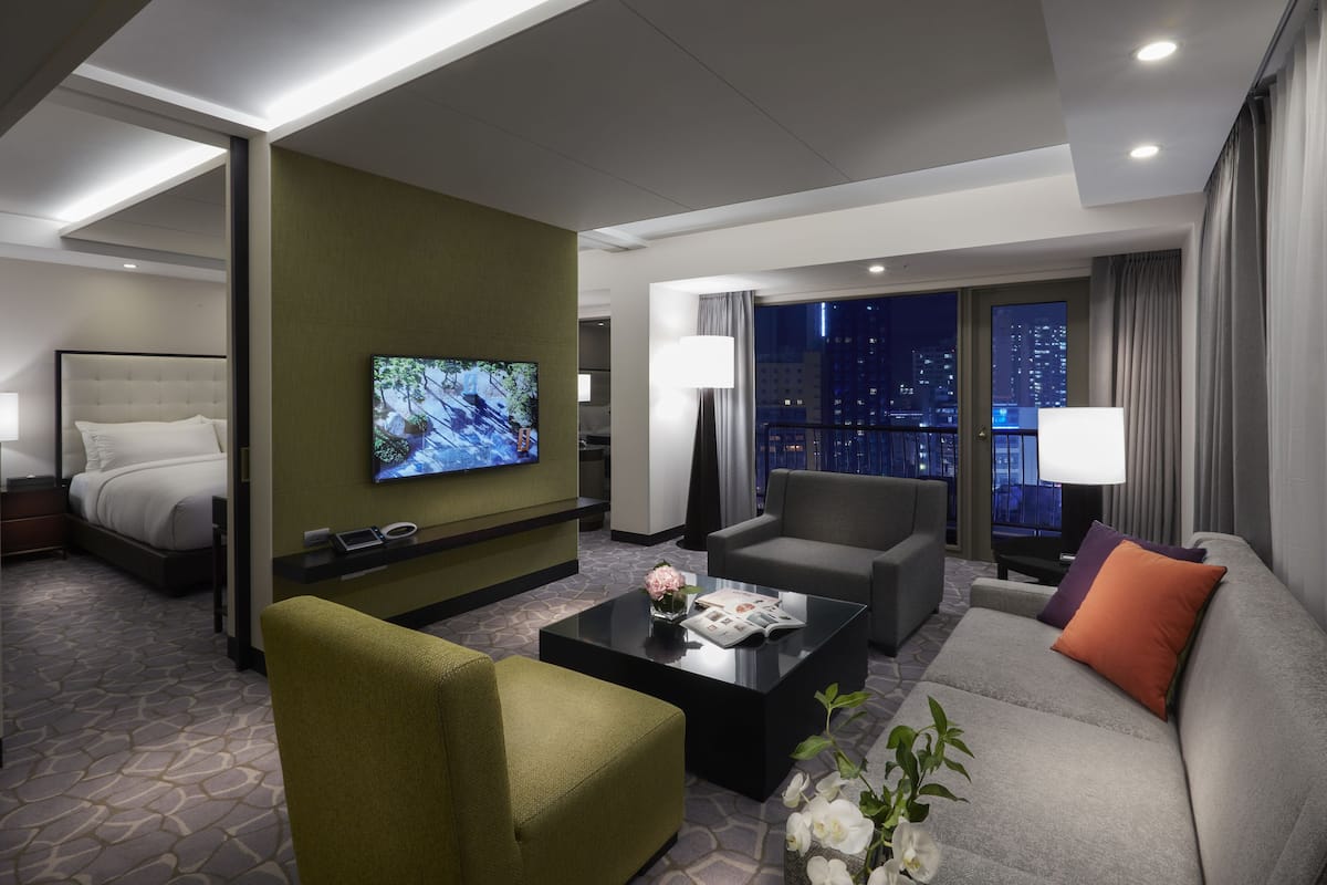 Suíte júnior, vista para a cidade (Main Building, Lounge Acc) | Roupas de cama premium, edredons de pluma, frigobar, cofres nos quartos