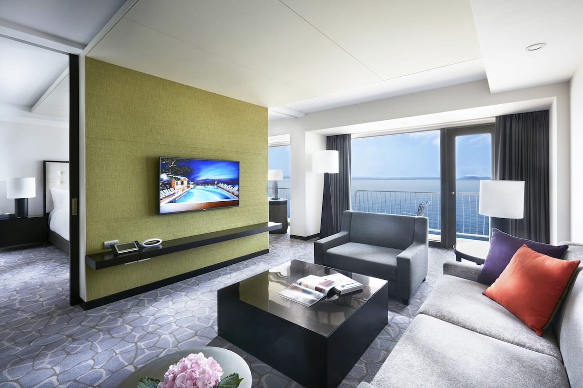 Ropa de cama de alta calidad, cubrecamas y minibar