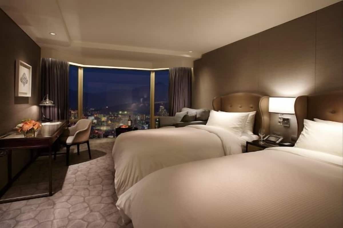 Ropa de cama de alta calidad, edredones de plumas, minibar y caja fuerte