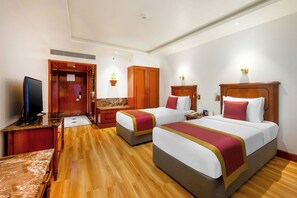 Premier Room with King or Twin Bed | Caja fuerte, espacio para trabajar con un portátil, cortinas opacas