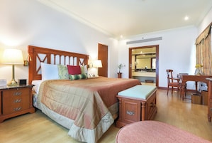 Un dormitorio ordenado con una cama de madera, mesitas de noche, un escritorio y una silla.