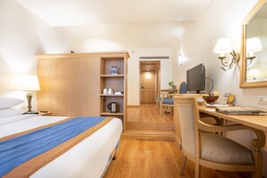 Executive Room with Separate Sitting Area, Bathtub | 1 bedroom, in-room safe, laptop workspace, blackout drapes