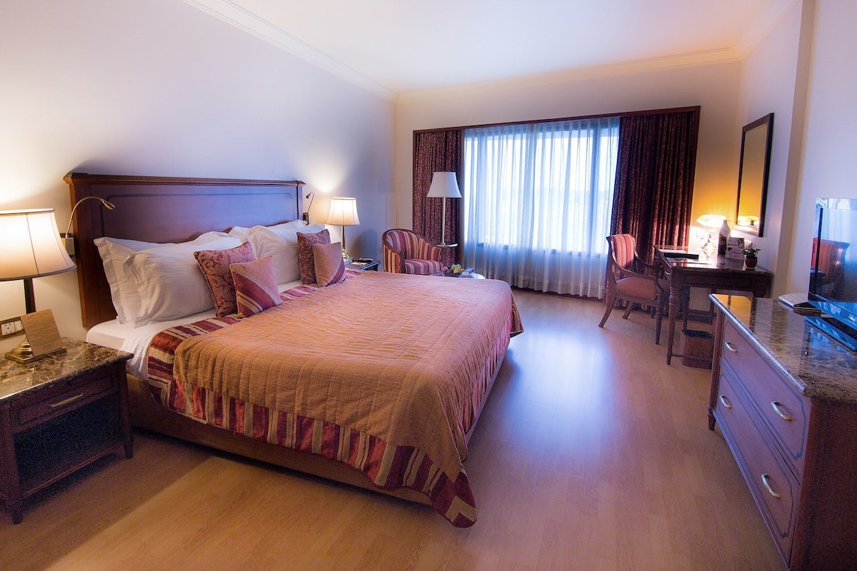 Premier Room with King or Twin Bed | 1 sovrum, värdeförvaringsskåp på rummet och arbetsyta för laptop