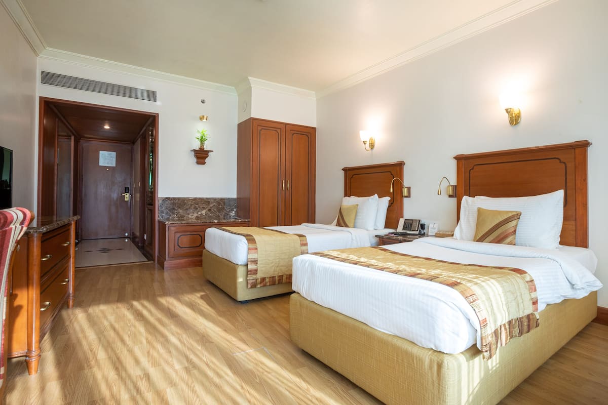Premier Room with King or Twin Bed | 1 sovrum, värdeförvaringsskåp på rummet och arbetsyta för laptop