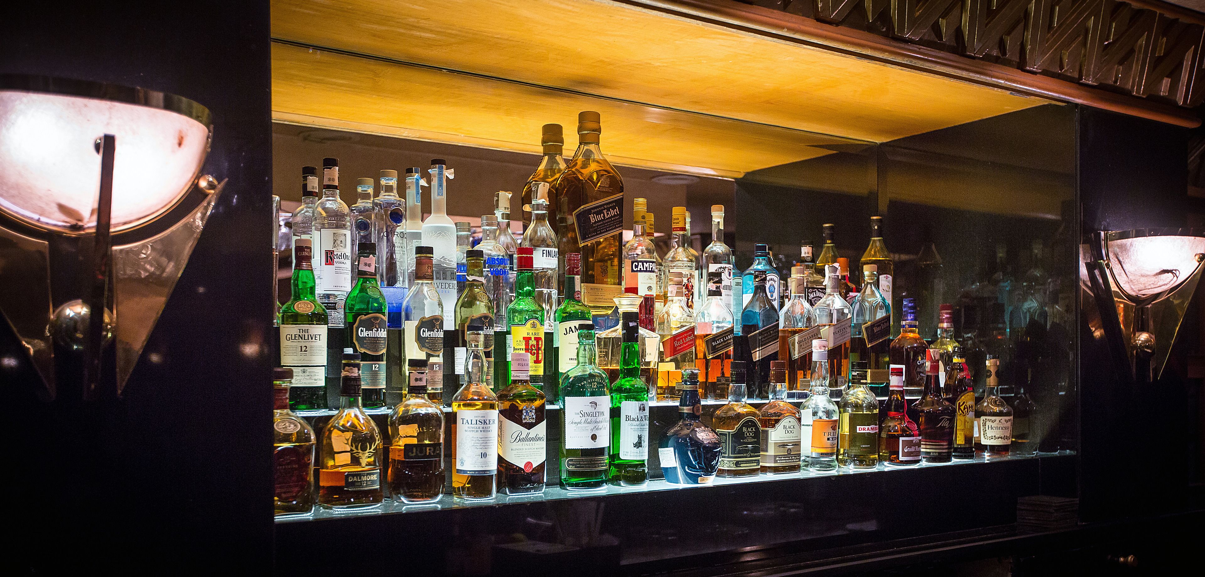 Un bar con una variedad de botellas de licores.
