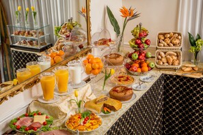 Daily continental breakfast (EUR 10.00 per person)