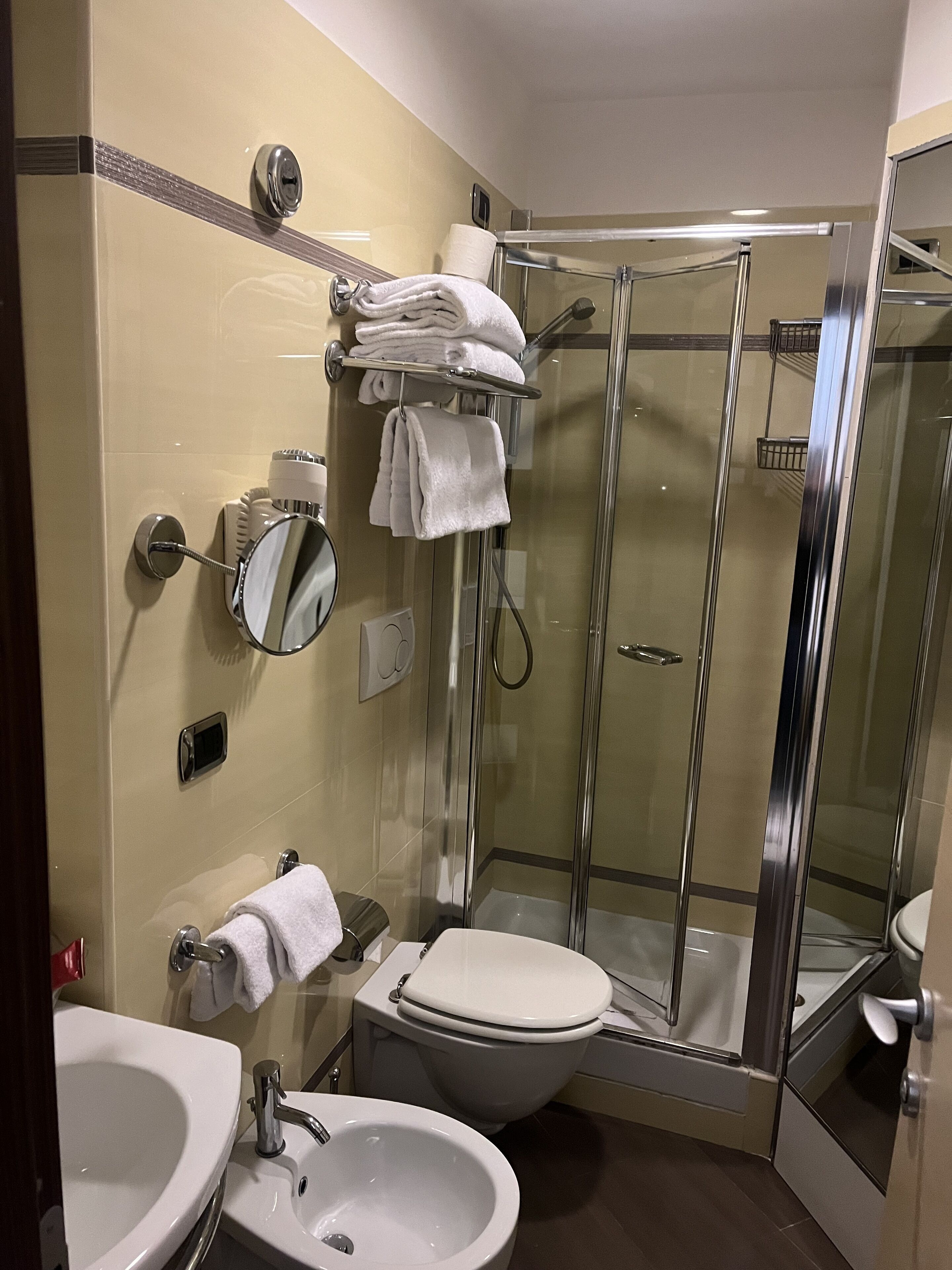 camera matrimoniale piccola | bathroom | shower, rainfall showerhead, free toiletries, hair dryer