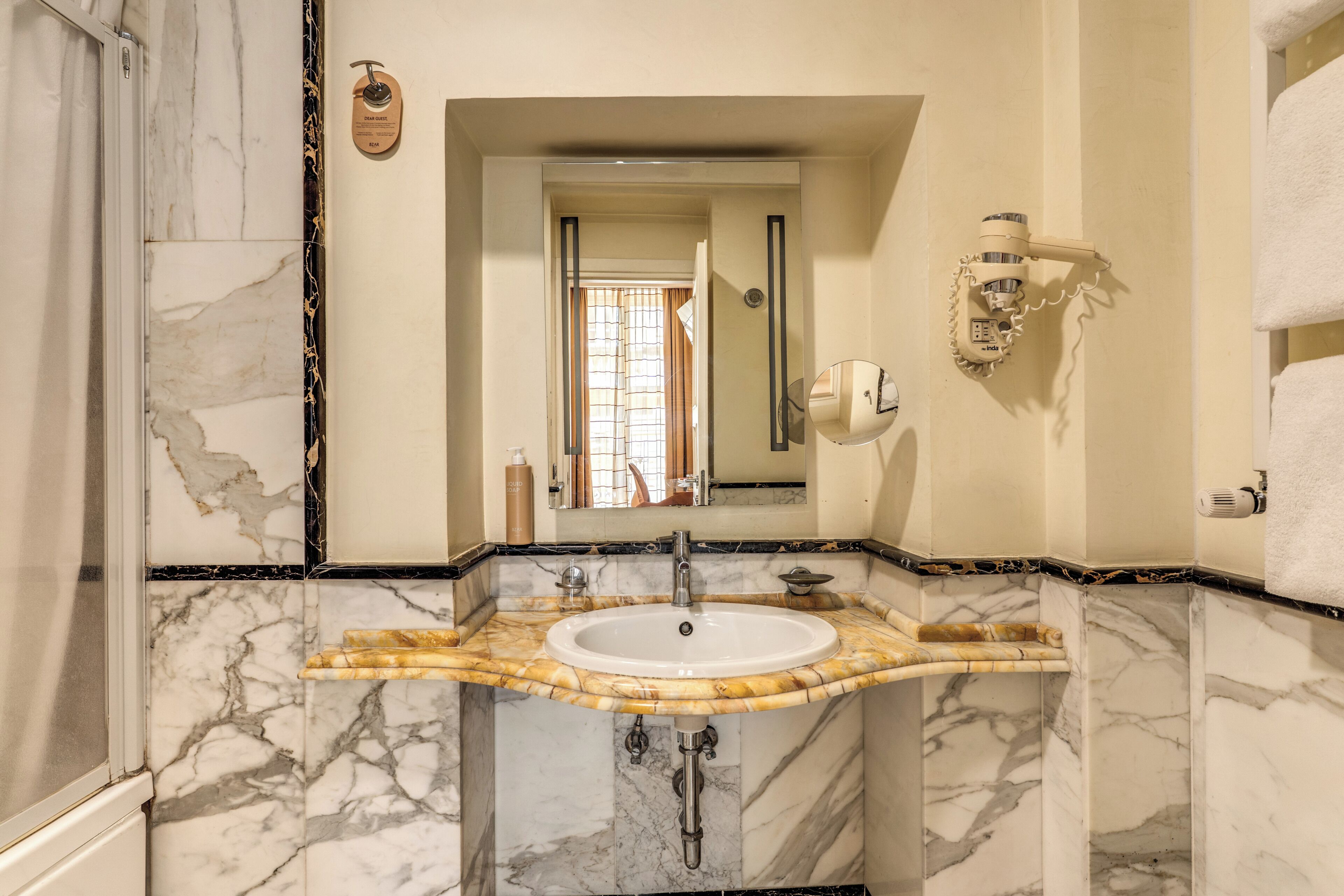 Driepersoonskamer, bijgebouw | Badkamer | Een douche, een regendouche, gratis toiletartikelen, een haardroger