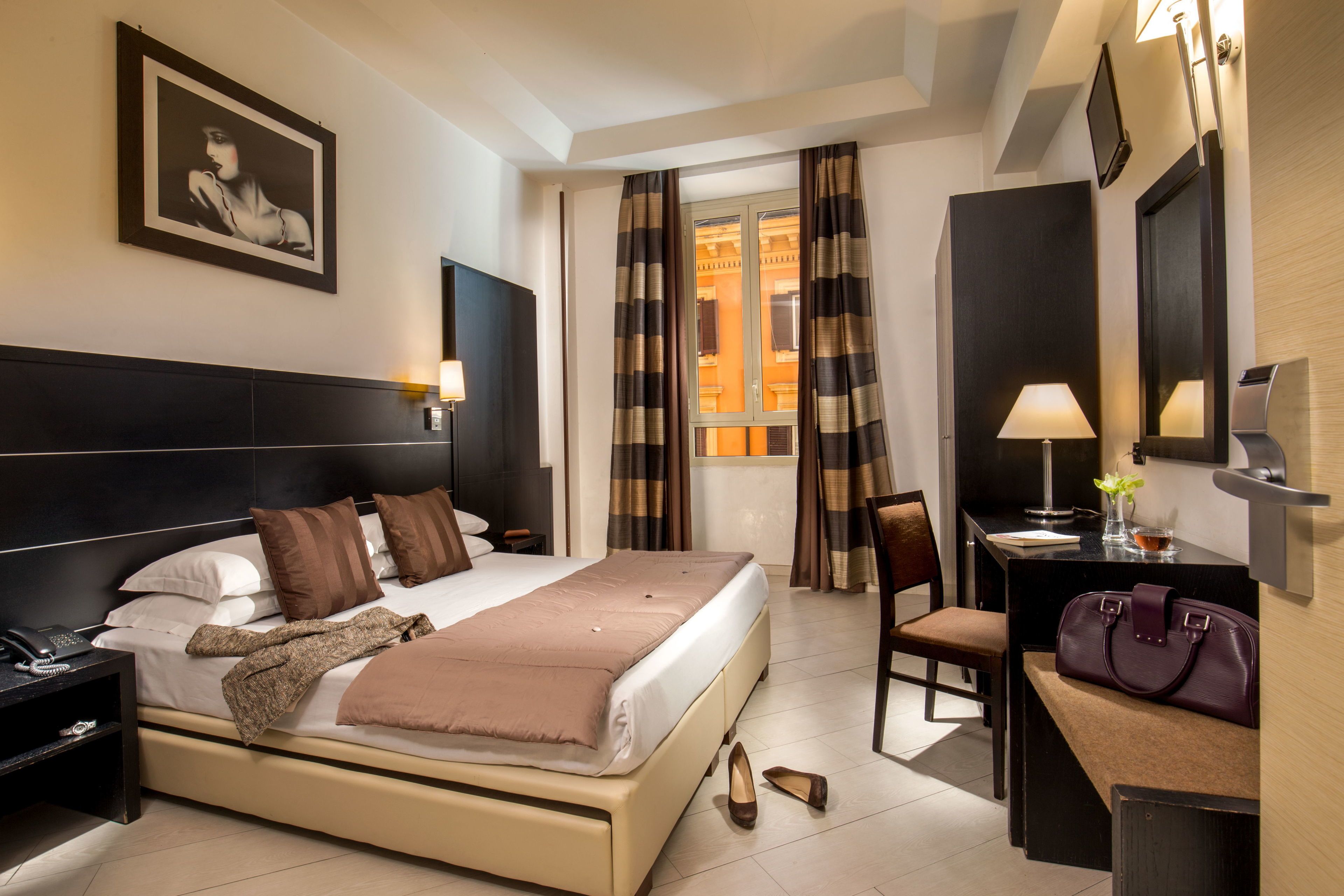 Ropa de cama de alta calidad, minibar, caja fuerte y escritorio