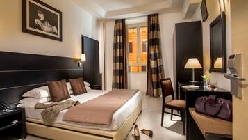 أغطية فراش متميزة وميني بار وخزنة داخل الغرفة ومكتب