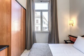 Habitación triple | Ropa de cama de alta calidad y minibar 
