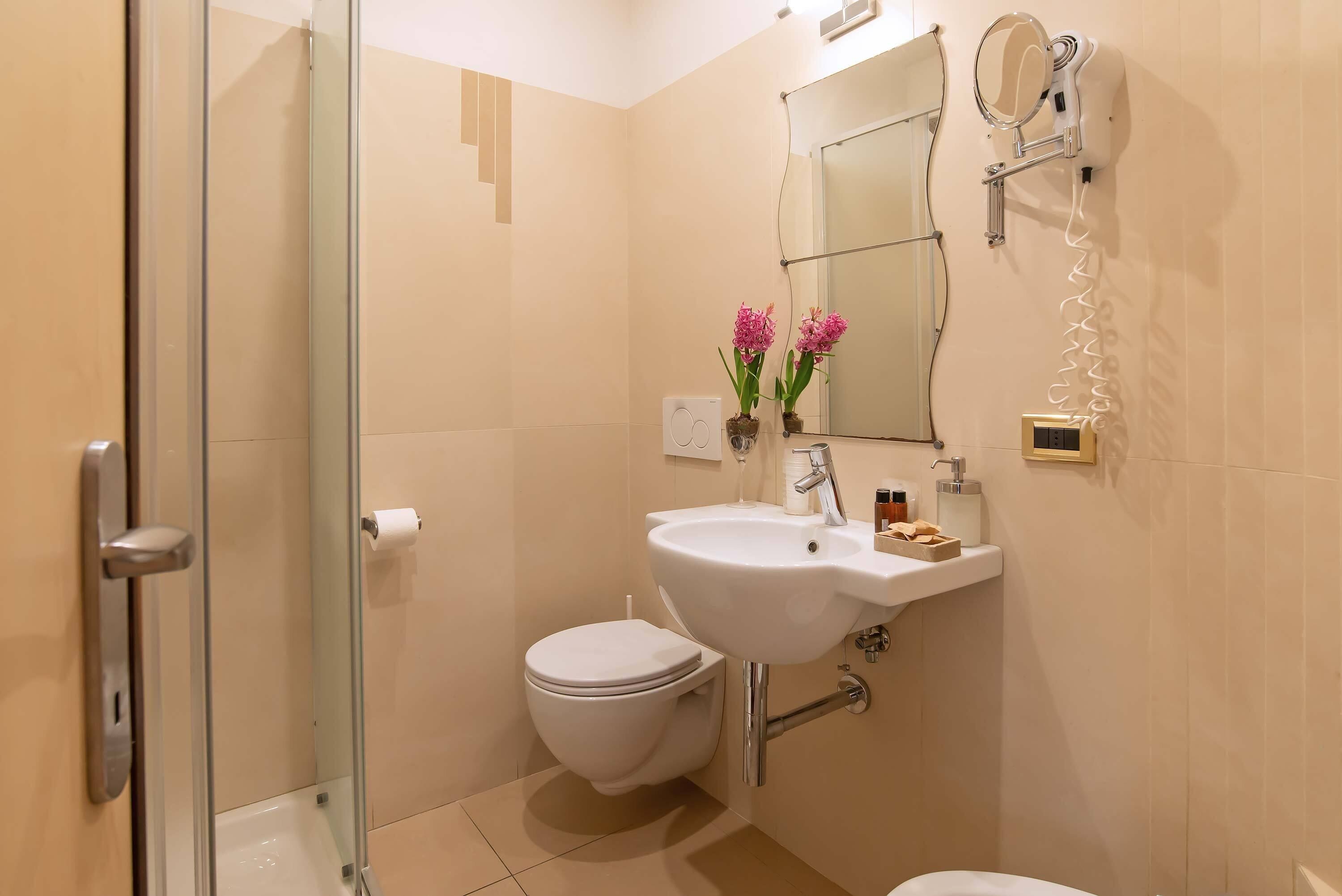 1 bedroom, hypo-allergenic bedding, minibar, in-room safe