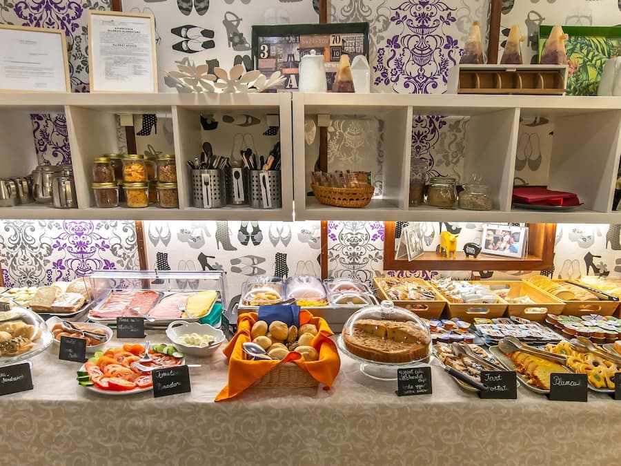 Colazione a buffet, servita tutte le mattine (5 EUR a persona)