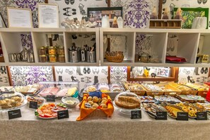 A buffet area with various food items and labeled containers. - Hotel Jane (Florence)