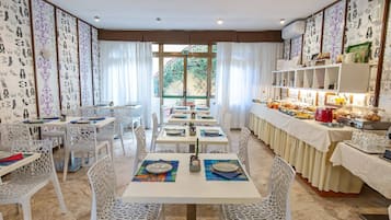Petit déjeuner buffet (5 EUR par personne)