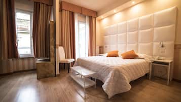 Allergikerbettwaren, Minibar, Zimmersafe, Schreibtisch