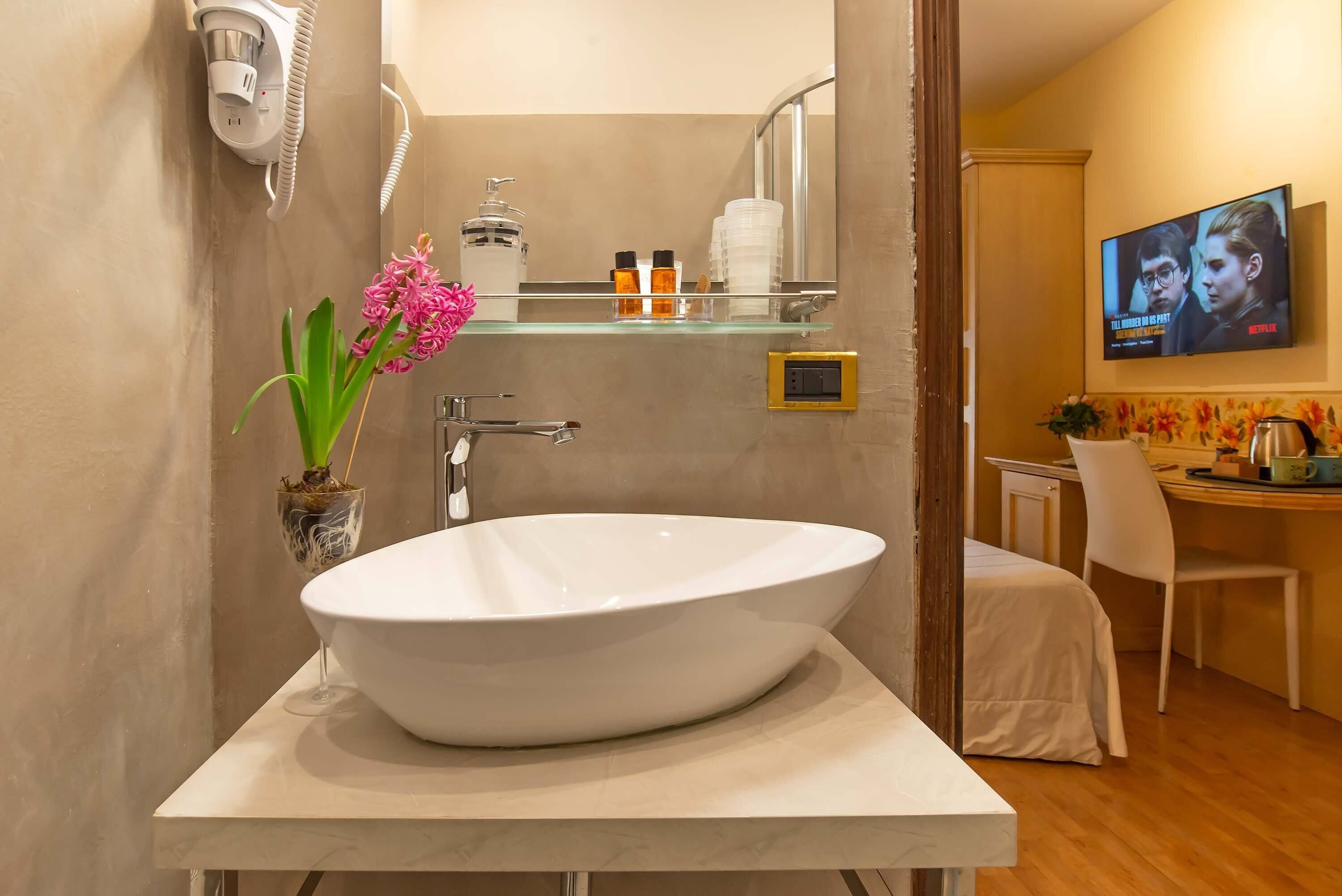 economy double room, balcony (piccola / small) | bathroom | shower, hair dryer, towels