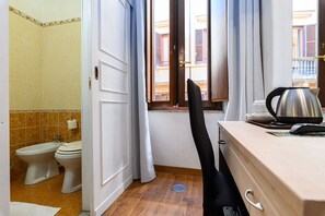 Habitación estándar con 1 cama matrimonial o 2 individuales | Caja de seguridad en la habitación, escritorio y ropa de cama 