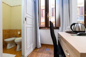 Standard-Doppel- oder -Zweibettzimmer | Zimmersafe, Schreibtisch, Bettwäsche