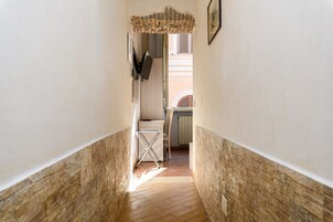 Caja de seguridad en la habitación, escritorio y ropa de cama 