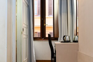 Caja de seguridad en la habitación, escritorio y ropa de cama 